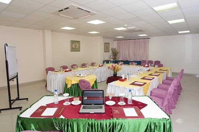 Safeer Plaza Hotel Muscat Exterior photo